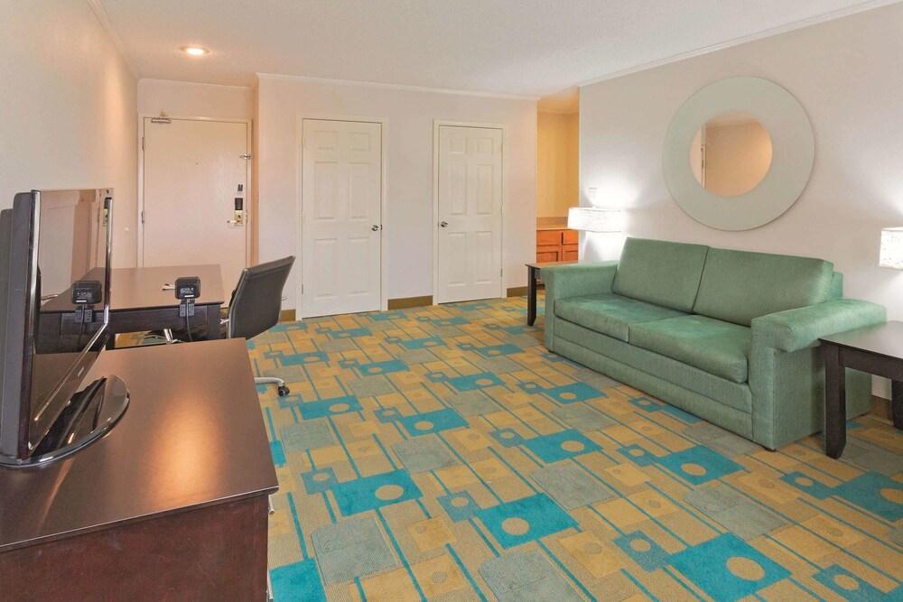 La Quinta By Wyndham Atlanta Stockbridge Hotel Exterior photo